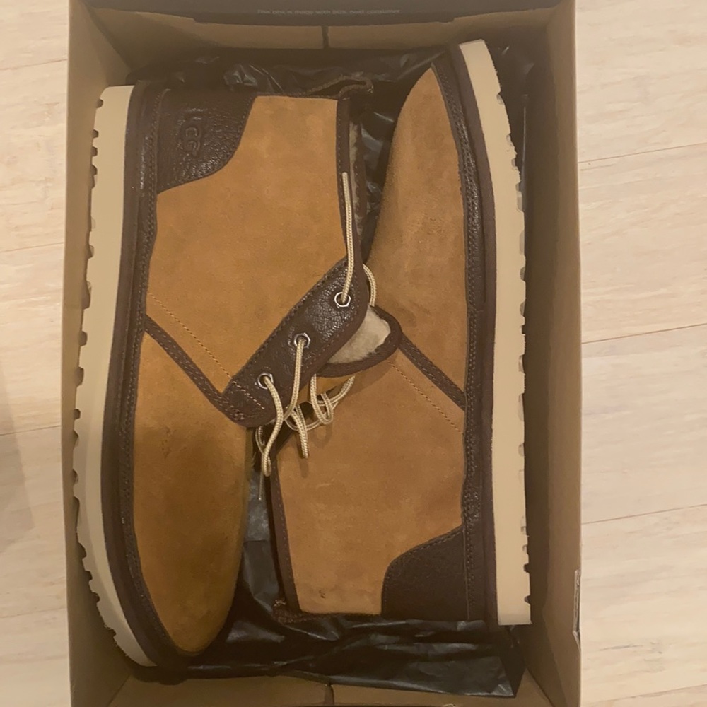 Men’s Uggs, never worn nwot like new box included